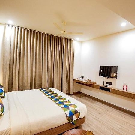 Hotel Nexus Райкот Екстериор снимка