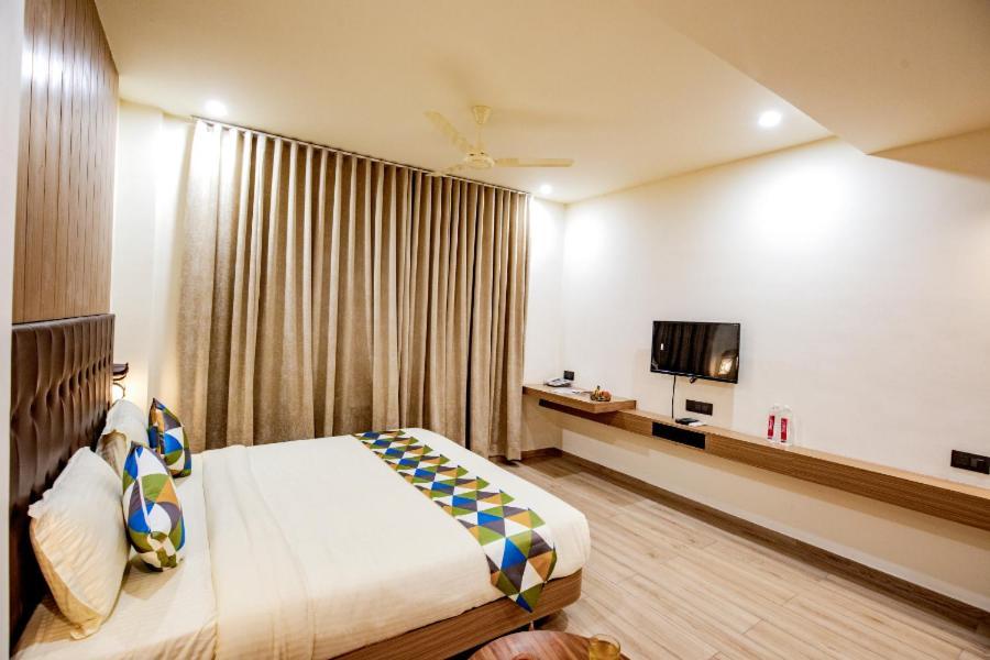 Hotel Nexus Райкот Екстериор снимка