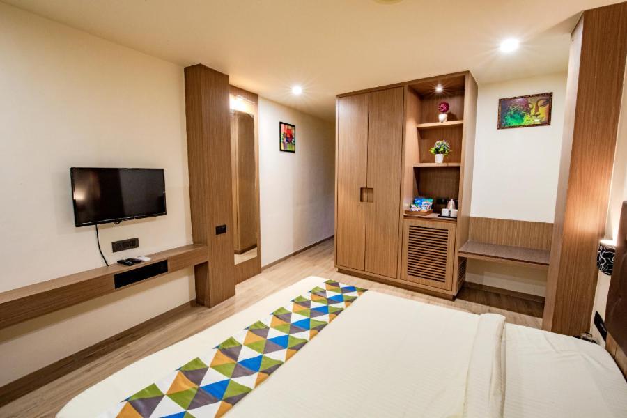Hotel Nexus Райкот Екстериор снимка