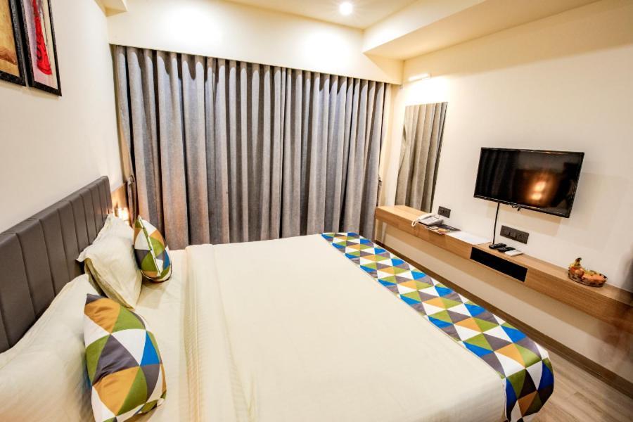 Hotel Nexus Райкот Екстериор снимка