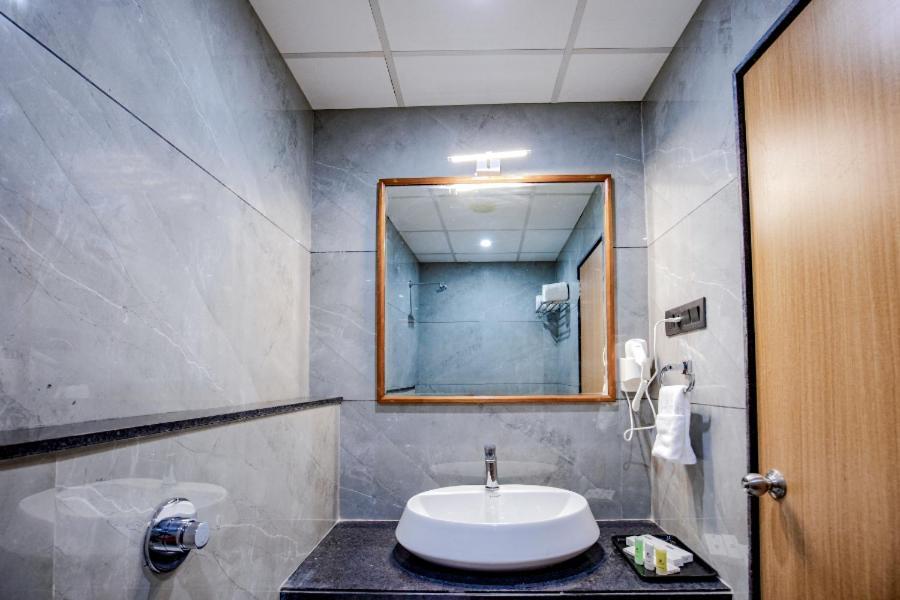Hotel Nexus Райкот Екстериор снимка